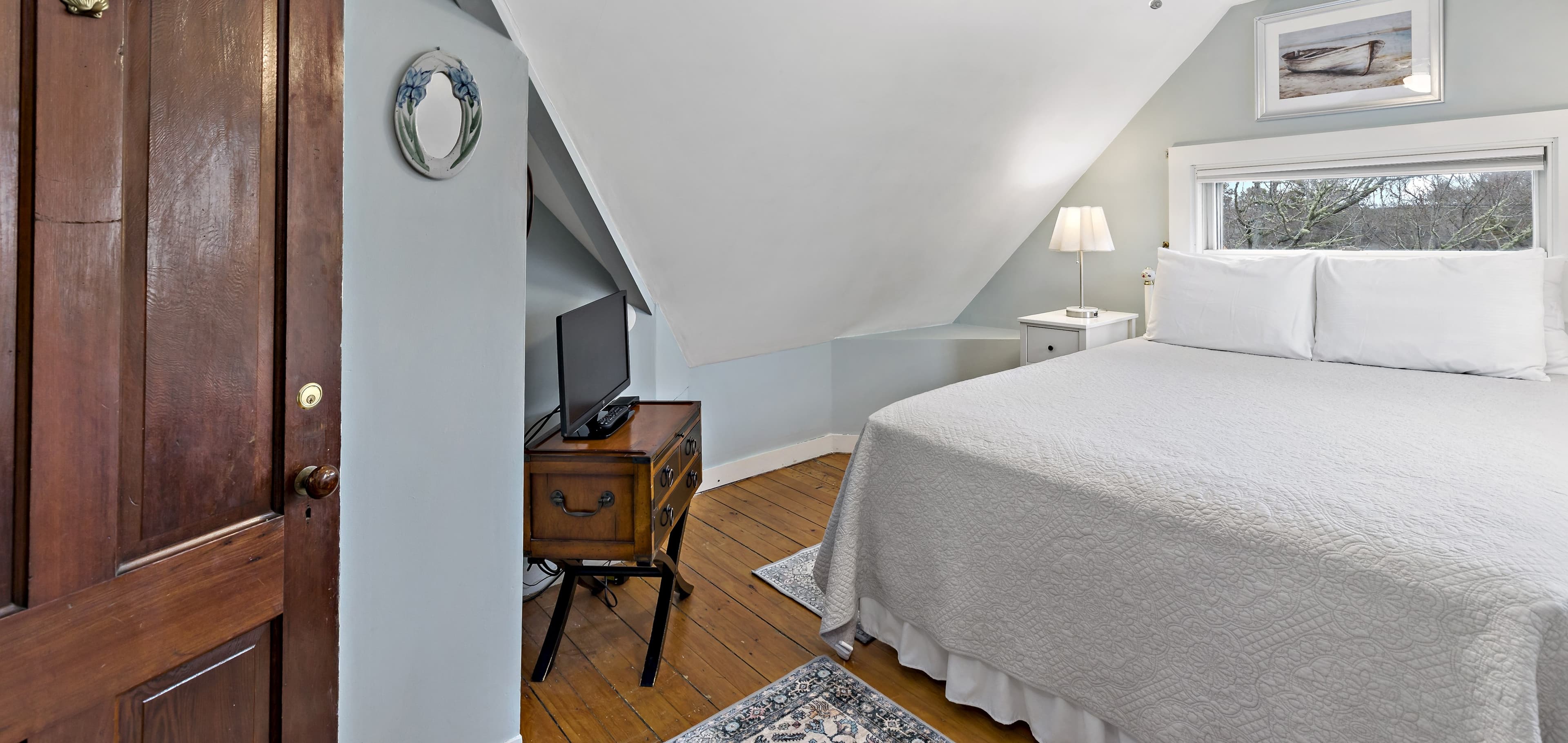 Oak Room showing tv